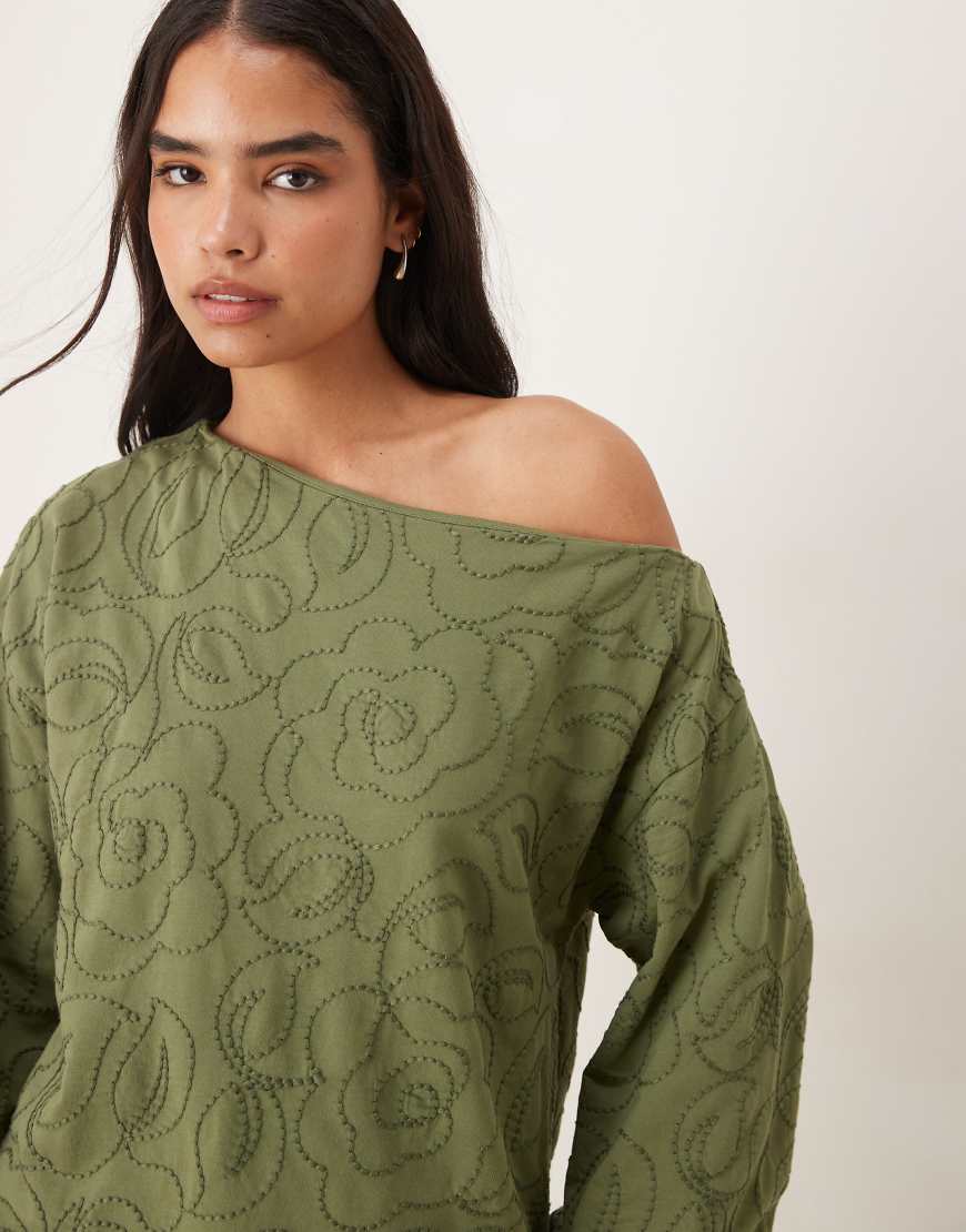 ASOS DESIGN - Schulterfreies Sweatshirt in verwaschenem Khaki mit Stickerei-Rot von ASOS DESIGN