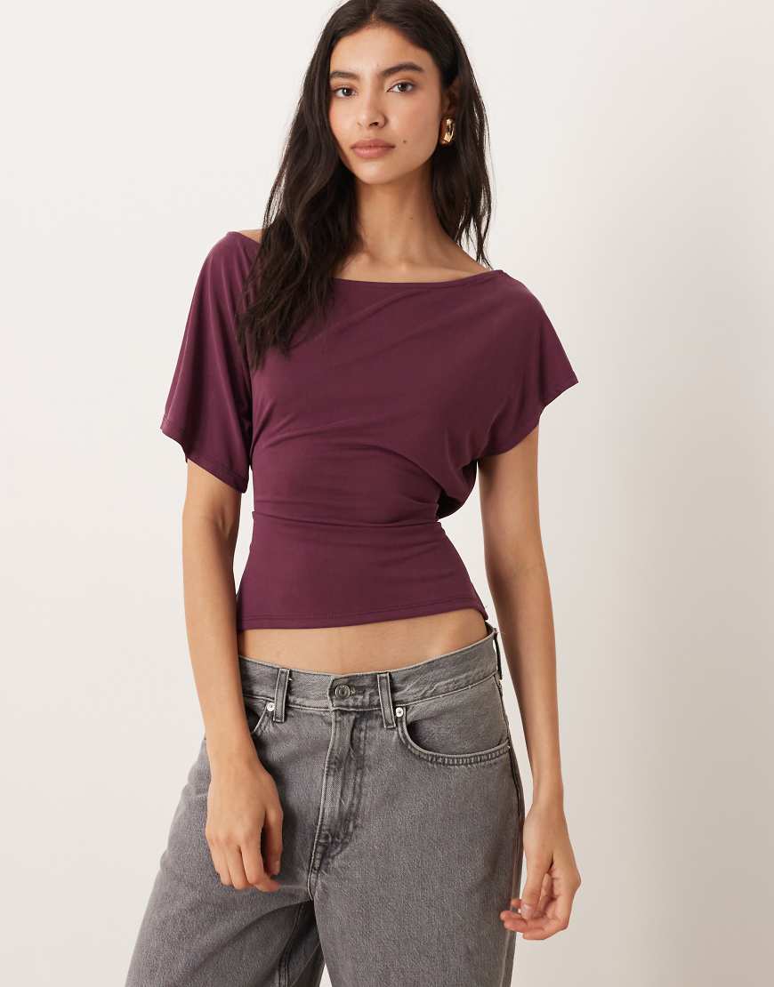 ASOS DESIGN - Schulterfreies T-Shirt aus Modal in Pflaume mit Taillenband-Rot von ASOS DESIGN