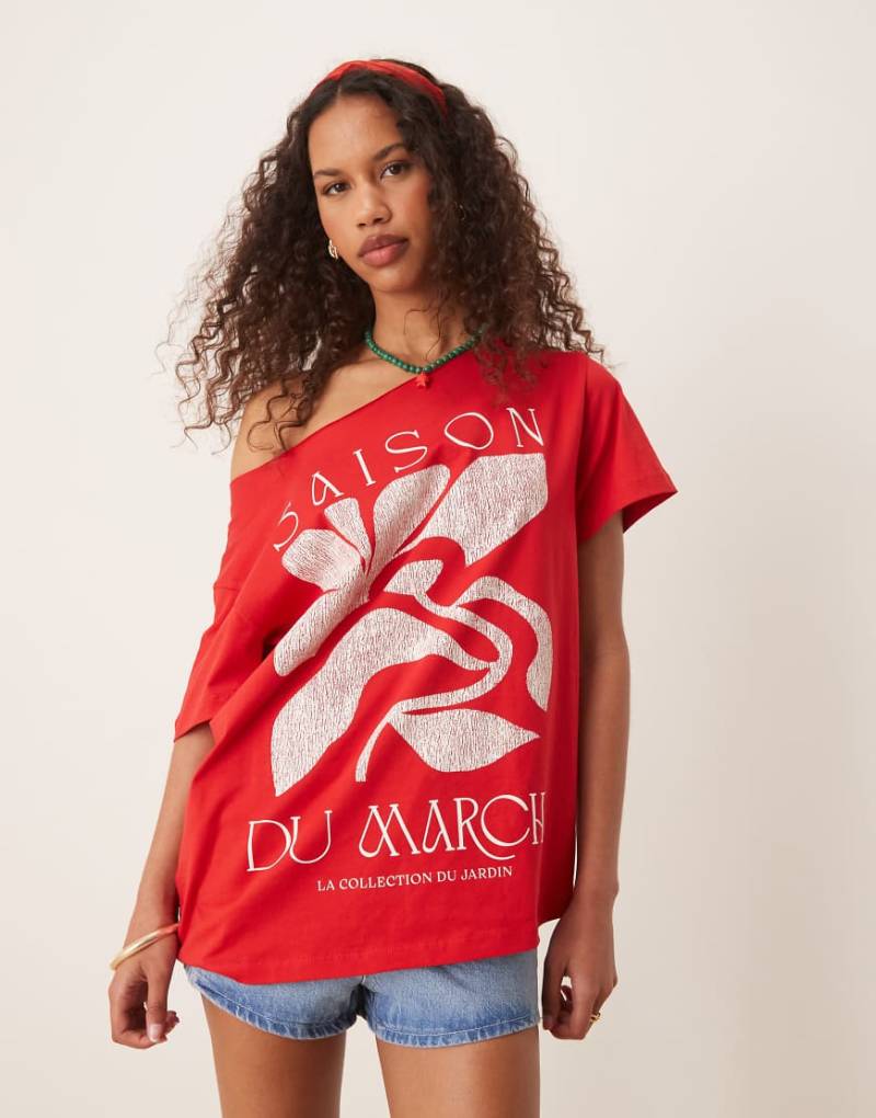 ASOS DESIGN - Schulterfreies T-Shirt in Rot mit Saison-Grafik von ASOS DESIGN