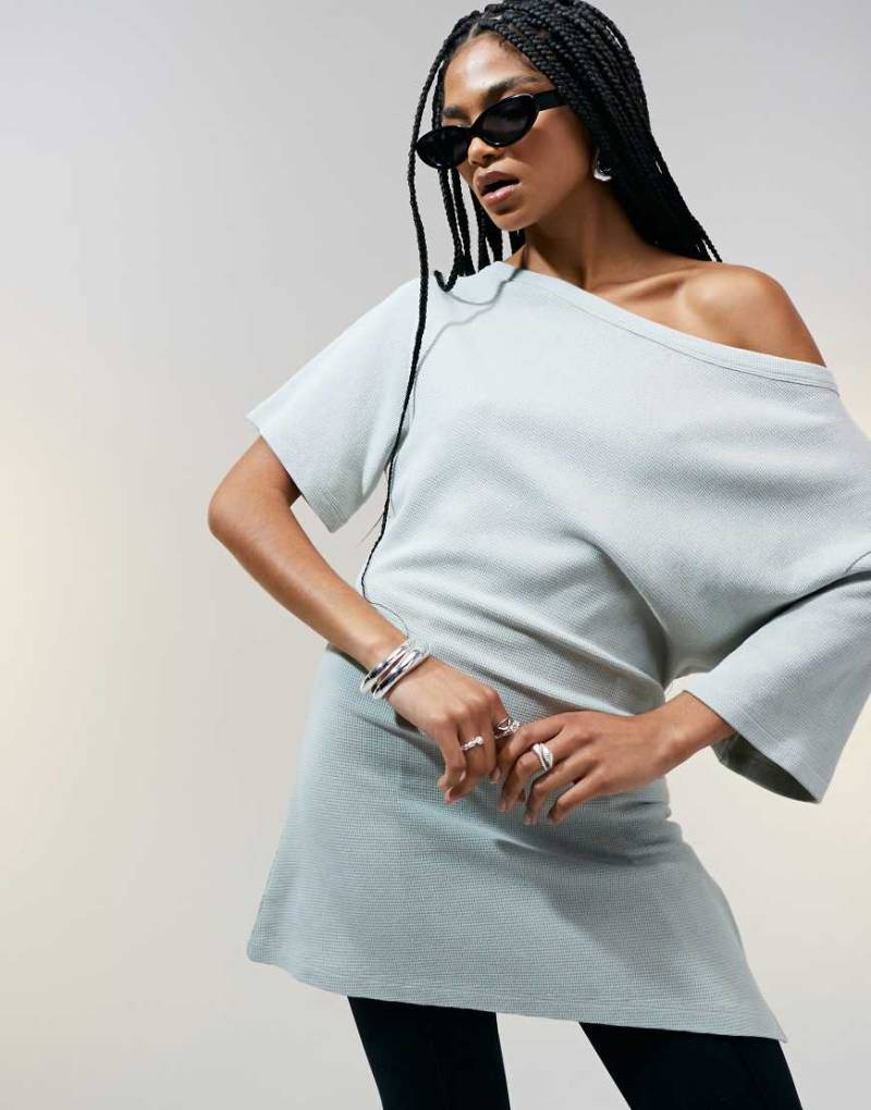 ASOS DESIGN - Schulterfreies T-Shirt in verwaschenem Salbeigrün mit Waffelstruktur und elastischer Taille von ASOS DESIGN