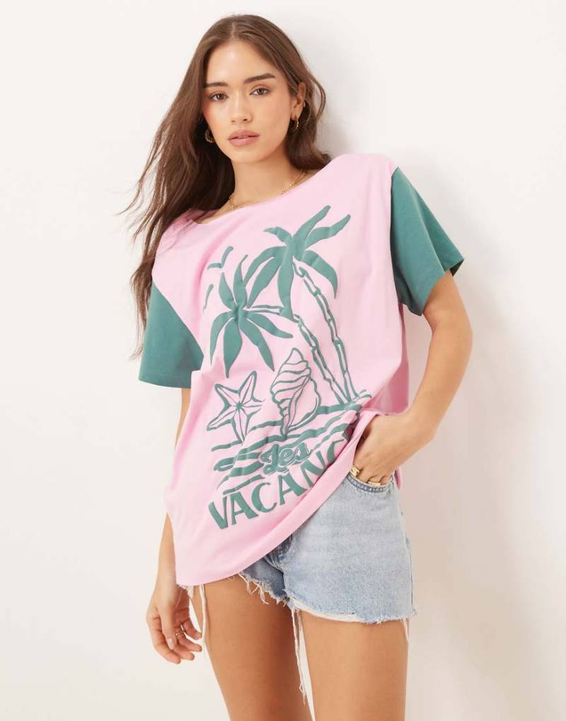 ASOS DESIGN - Schulterfreies T-Shirt mit „Vacances"-Print-Bunt von ASOS DESIGN