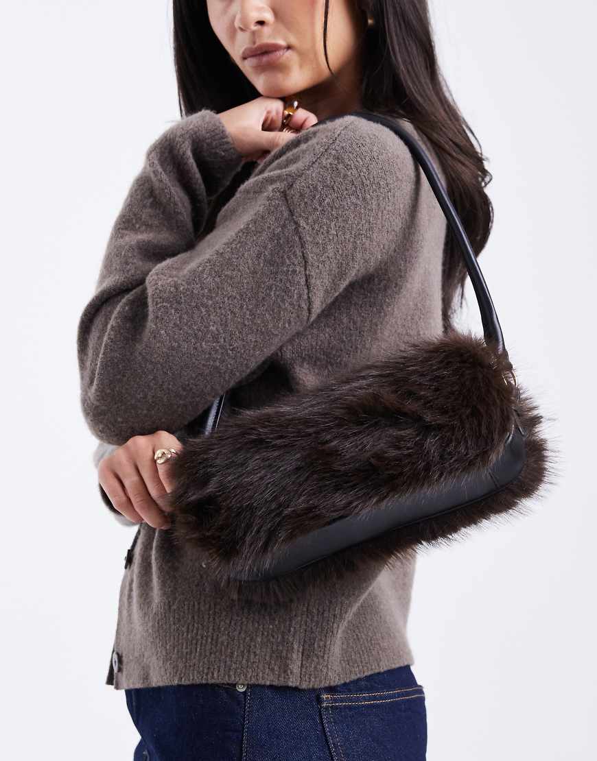 ASOS DESIGN - Schultertasche aus Kunstpelz in Schokobraun-Brown von ASOS DESIGN