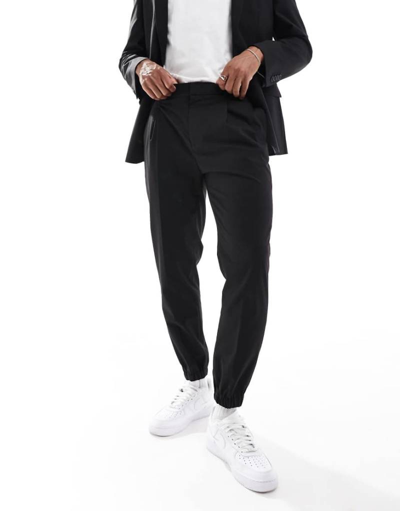 ASOS DESIGN - Schwarze, schmal zulaufende Anzug-Jogginghose von ASOS DESIGN