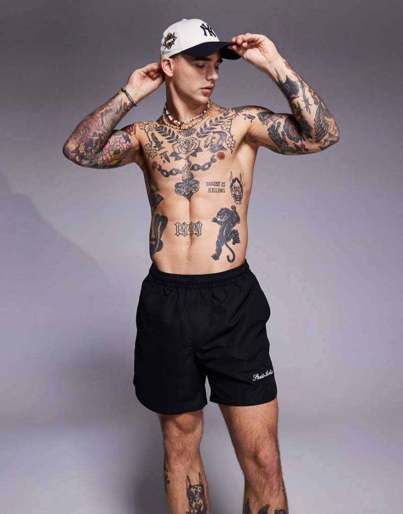 ASOS DESIGN - Schwarze Badeshorts in mittlerer Länge mit auffällig platzierter Stickerei von ASOS DESIGN