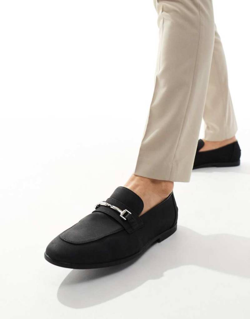 ASOS DESIGN - Schwarze Loafer in Wildlederoptik mit Trensendetail von ASOS DESIGN