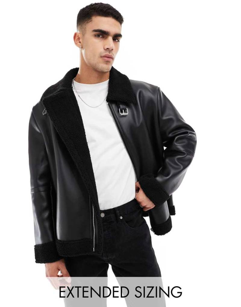 ASOS DESIGN - Schwarze Pilotenjacke aus Lederimitat mit Teddyfutter von ASOS DESIGN
