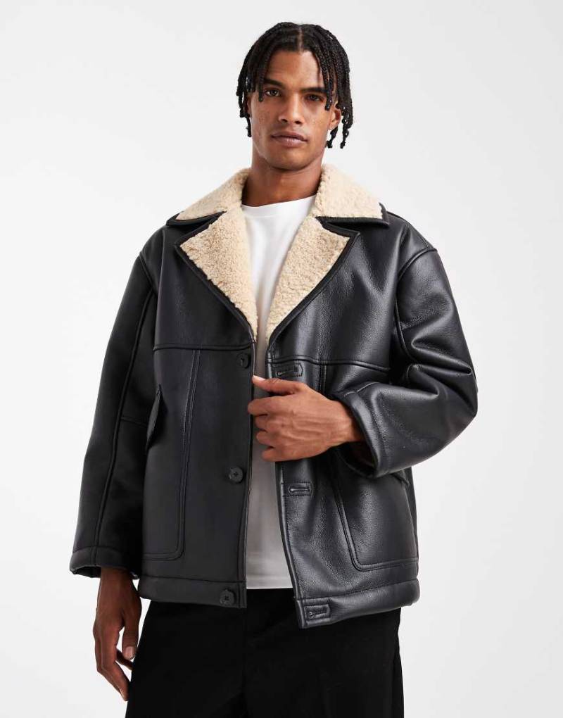 ASOS DESIGN - Schwarze Pilotenjacke aus Lederimitat mit Teddyfutter von ASOS DESIGN