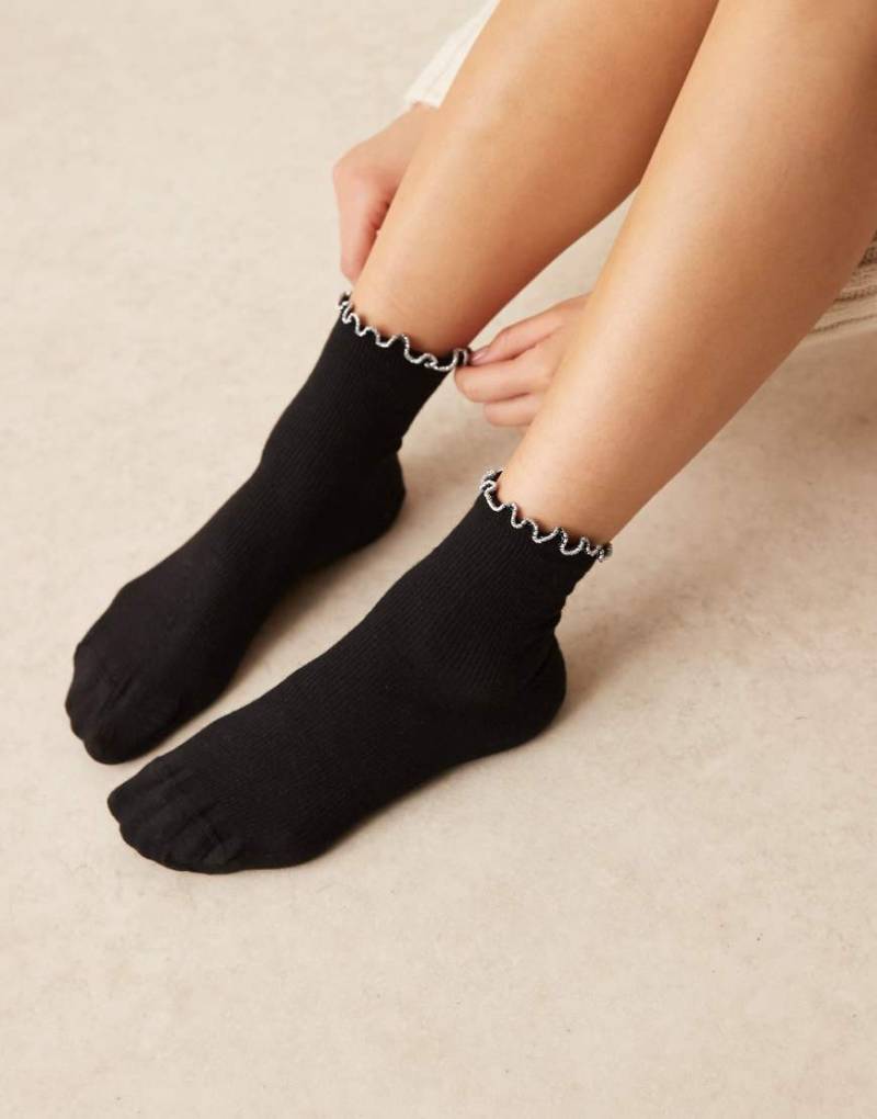 ASOS DESIGN - Schwarze Socken mit silbrig-glitzerndem Rüschenrand von ASOS DESIGN