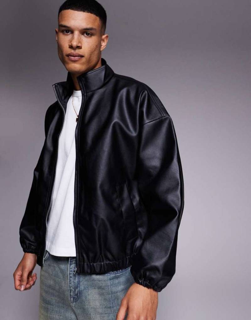 ASOS DESIGN - Oversize-Trainingsjacke in Schwarz aus Kunstleder von ASOS DESIGN