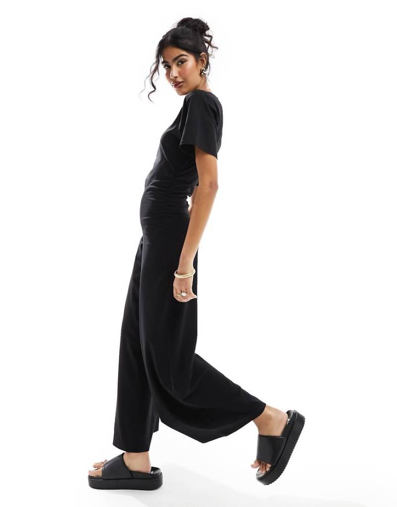 ASOS DESIGN - Schwarzer Jumpsuit mit weitem Bein und geraffter Seite von ASOS DESIGN