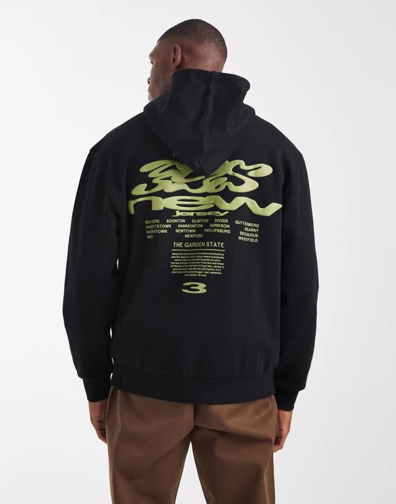 ASOS DESIGN - Schwarzer Kapuzenpullover in gewaschener Optik mit Textprint von ASOS DESIGN