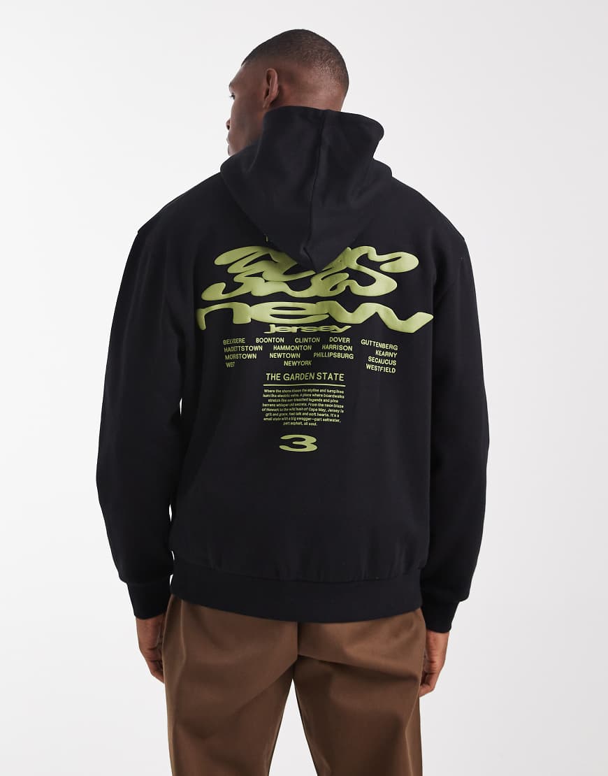 ASOS DESIGN - Schwarzer Kapuzenpullover in gewaschener Optik mit Textprint von ASOS DESIGN
