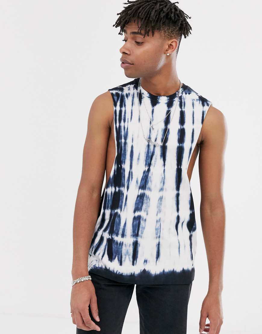 ASOS DESIGN - Schwarzes, ärmelloses T-Shirt mit extrem tiefen Armausschnitten und dunkler Batikwaschung in legerer Passform von ASOS DESIGN