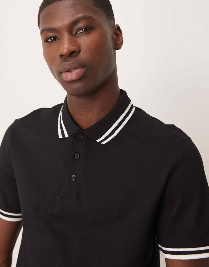 ASOS DESIGN - Basic-Polohemd aus Pikee in Schwarz mit Zierstreifen von ASOS DESIGN