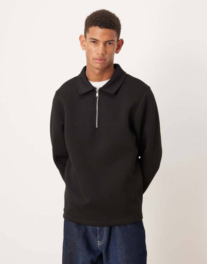 ASOS DESIGN - Schwarzes Polo-Sweatshirt aus schwerem Stoff in Neoprenoptik mit fixiertem Saumabschluss von ASOS DESIGN