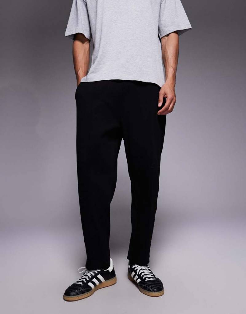 ASOS DESIGN - Schwere, gerade Jogginghose in Schwarz mit fixiertem Saum und Biesen von ASOS DESIGN