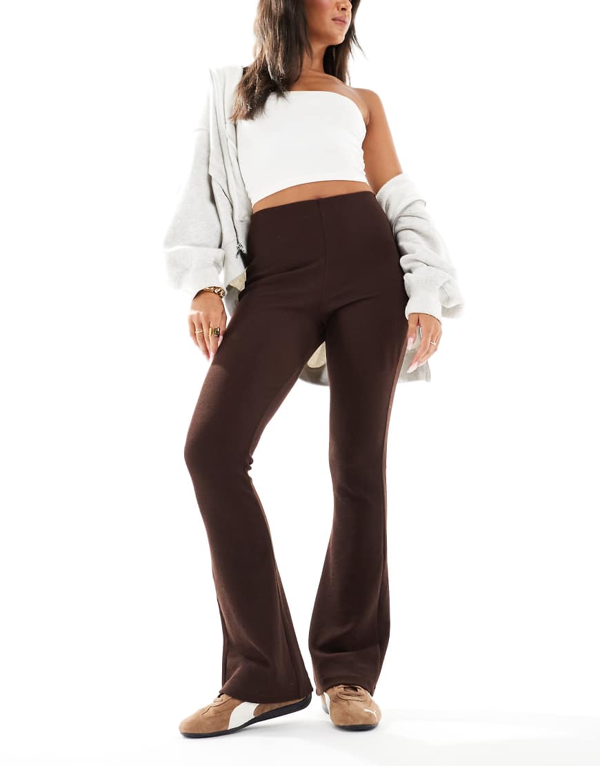 ASOS DESIGN - Schwere, gerippte Schlaghose in Schokobraun-Brown von ASOS DESIGN