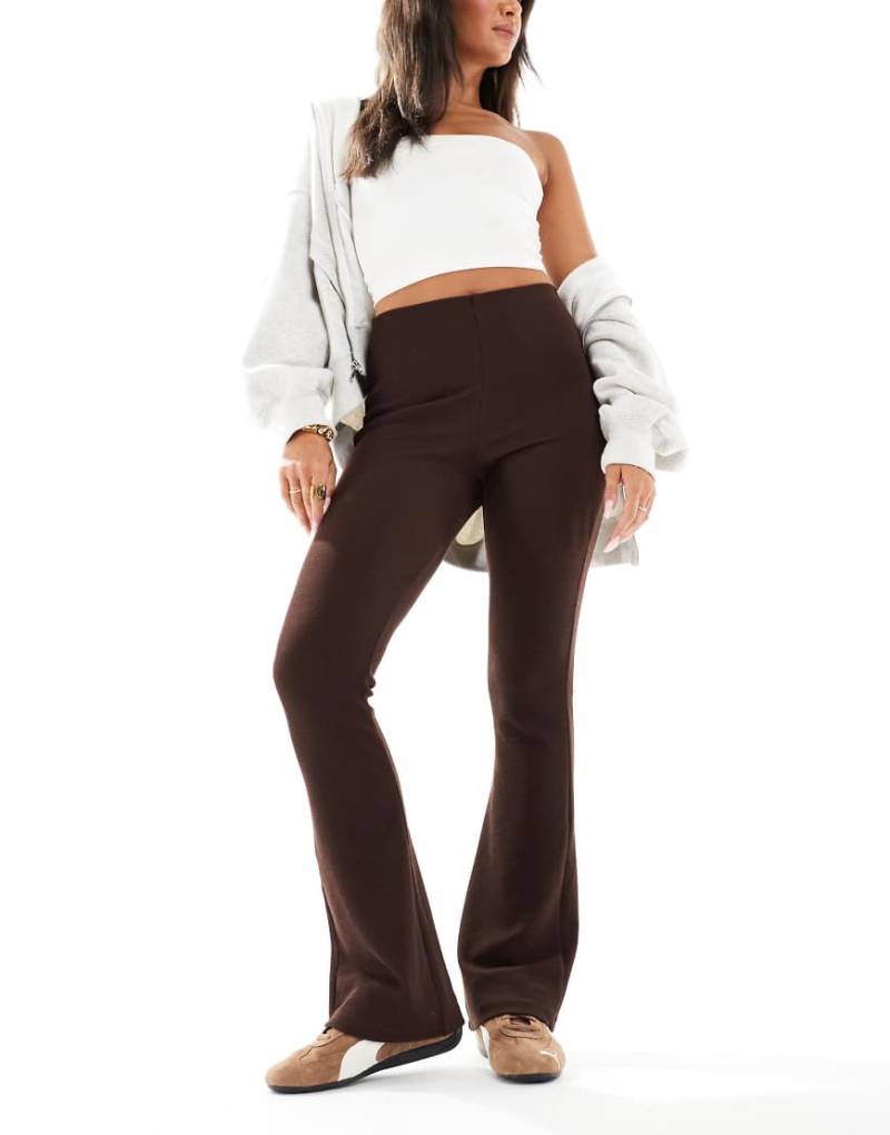 ASOS DESIGN - Schwere, gerippte Schlaghose in Schokobraun-Brown von ASOS DESIGN