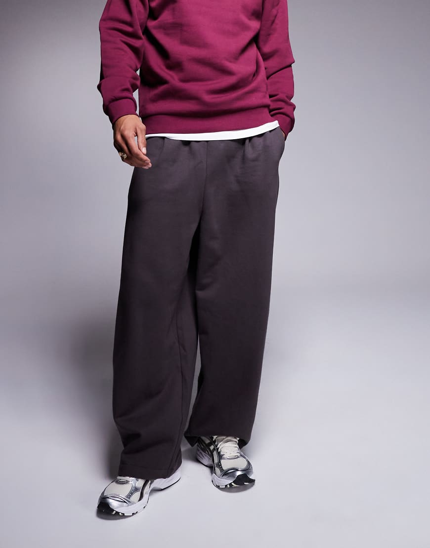 ASOS DESIGN - Schwere Jogginghose in Dunkelbraun mit Ballonschnitt ASOS DESIGN - Schwere Jogginghose in Dunkelbraun mit Ballonschnitt von ASOS DESIGN