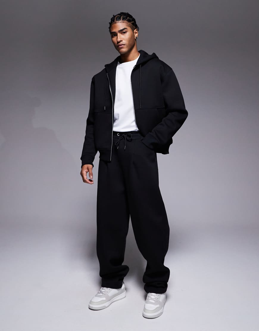 ASOS DESIGN - Schwere Jogginghose in Schwarz aus Stoff in Neoprenoptik, mit weitem Bein und Abnähern von ASOS DESIGN