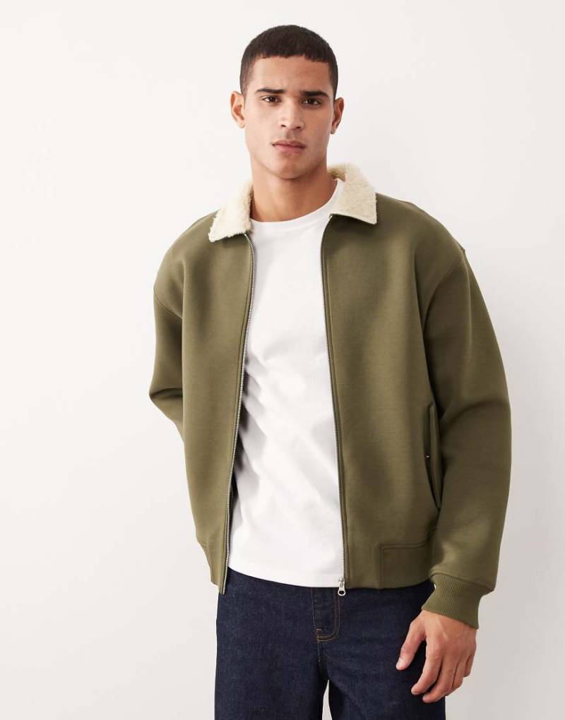 ASOS DESIGN - Schwere Relaxed Fit-Bomberjacke aus Stoff im Neopren-Stil in Khaki mit Teddyfellkragen-Grün von ASOS DESIGN