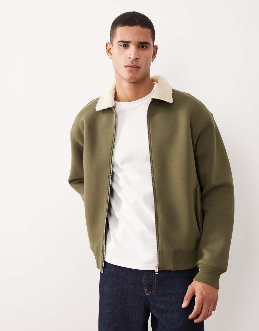ASOS DESIGN - Schwere Relaxed Fit-Bomberjacke aus Stoff im Neopren-Stil in Khaki mit Teddyfellkragen-Grün von ASOS DESIGN