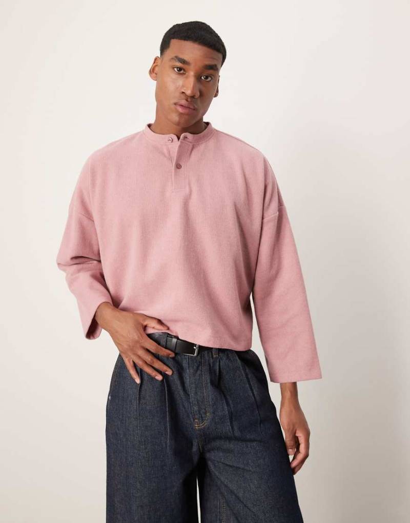 ASOS DESIGN - Schwerer, gerippter Cropped-Pullover in Rosa mit extremem Oversize-Schnitt und Henley-Kragen von ASOS DESIGN