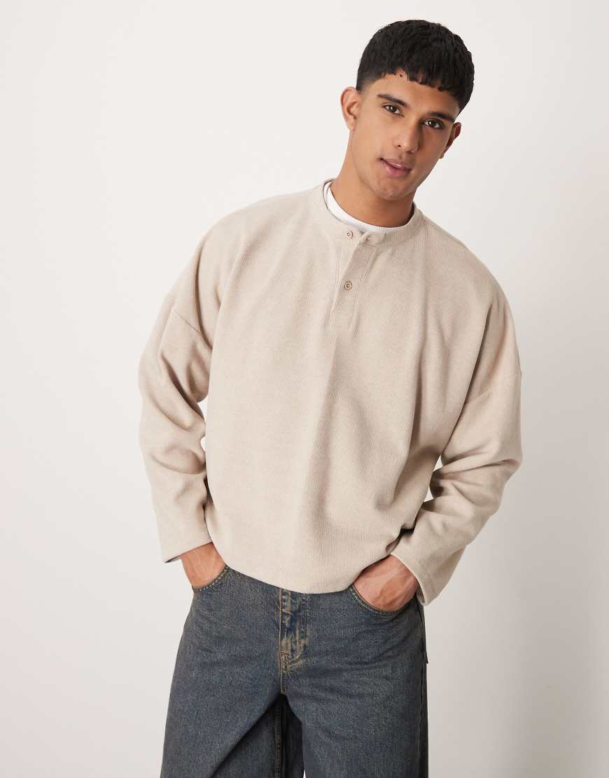 ASOS DESIGN - Gerippter Henley-Pullover aus schwerem Material in Steinbeige mit kurzem, extremem Oversize-Schnitt-Neutral von ASOS DESIGN