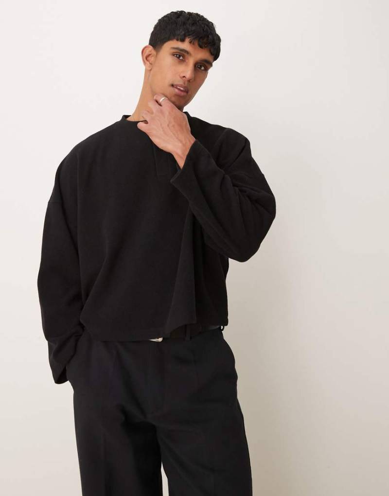 ASOS DESIGN - Schwerer, gerippter Henley-Pullover in Schwarz mit kurzem Super-Oversize-Schnitt von ASOS DESIGN
