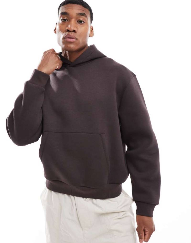 ASOS DESIGN - Schwerer, kastiger Oversize-Kapuzenpullover aus Neopren-Material in Braun von ASOS DESIGN