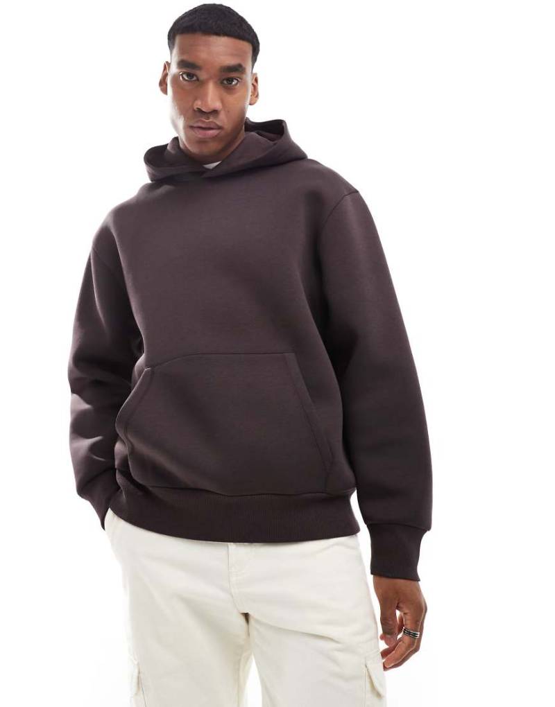 ASOS DESIGN - Schwerer Oversize-Kapuzenpullover aus Neopren-Material in Braun von ASOS DESIGN