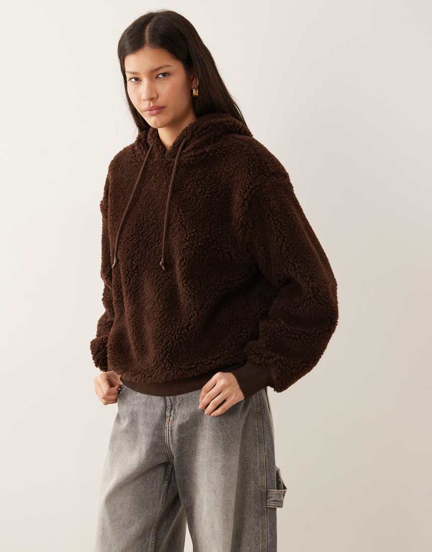ASOS DESIGN - Schwerer Oversize-Kapuzenpullover aus Teddyfell in Braun-Brown von ASOS DESIGN
