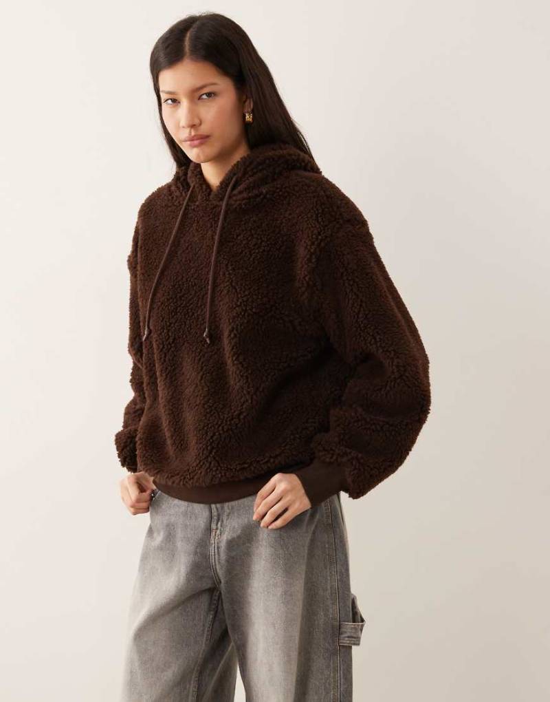 ASOS DESIGN - Schwerer Oversize-Kapuzenpullover aus Teddyfell in Braun-Brown von ASOS DESIGN