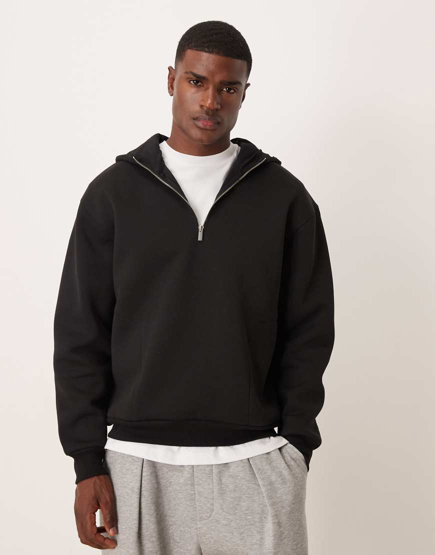 ASOS DESIGN - Schwerer Oversize-Kapuzenpullover aus neoprenartigem Material in Schwarz mit kurzem Reißverschluss und Trichterkragen von ASOS DESIGN