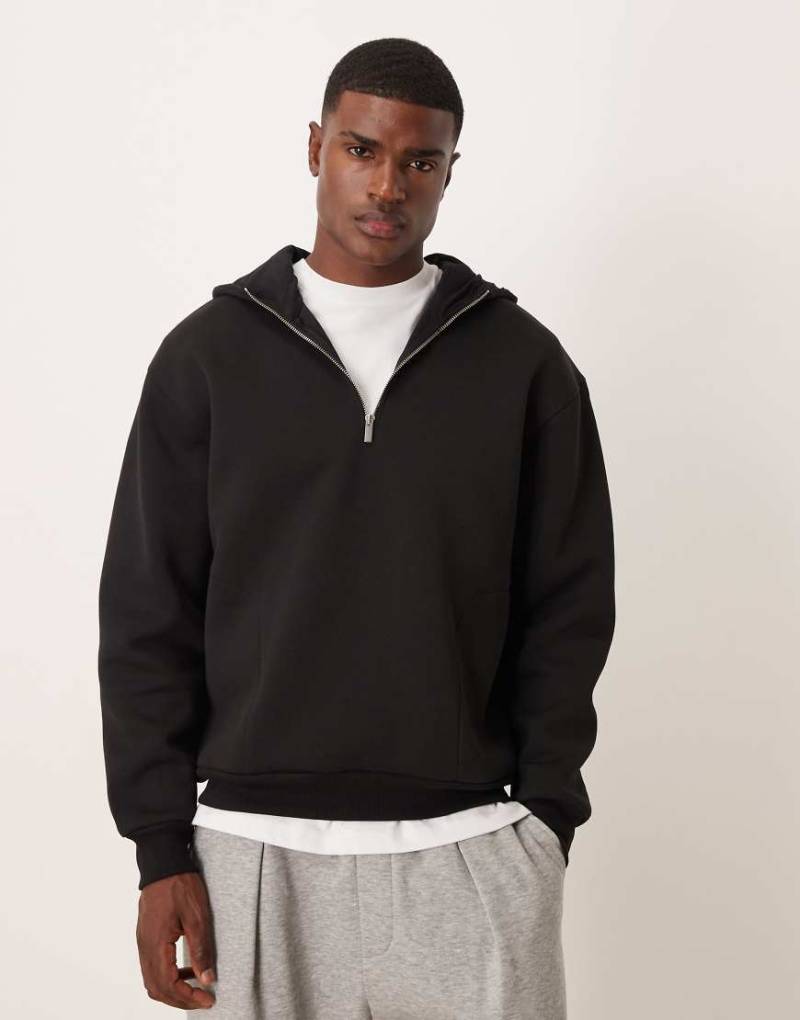 ASOS DESIGN - Schwerer Oversize-Kapuzenpullover aus neoprenartigem Material in Schwarz mit kurzem Reißverschluss und Trichterkragen von ASOS DESIGN