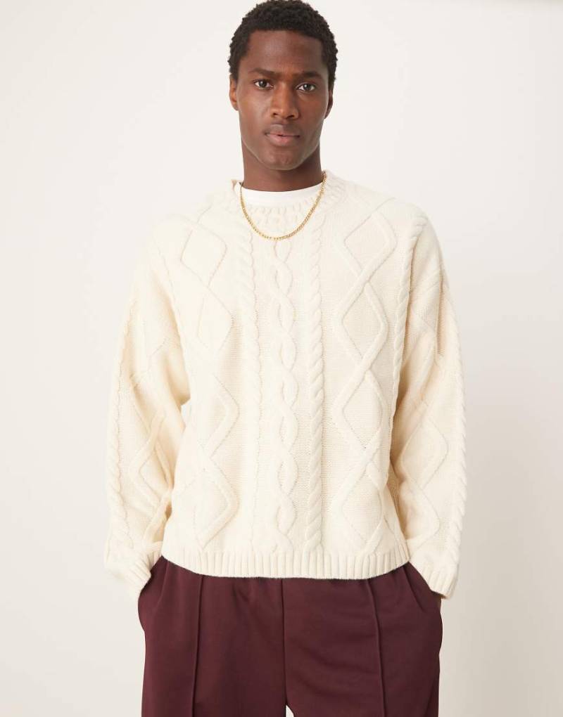ASOS DESIGN - Schwerer Oversize-Strickpullover aus Wollmix in Hellbeige mit Zopfmuster und Rundhalsausschnitt-Weiß von ASOS DESIGN
