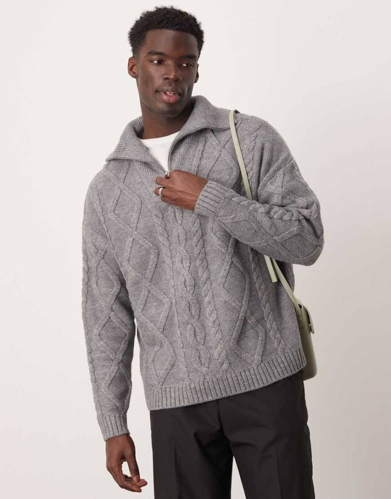 ASOS DESIGN - Schwerer Oversize-Strickpullover aus Wollmix in Grau mit Zopfmuster und kurzem Reißverschluss von ASOS DESIGN