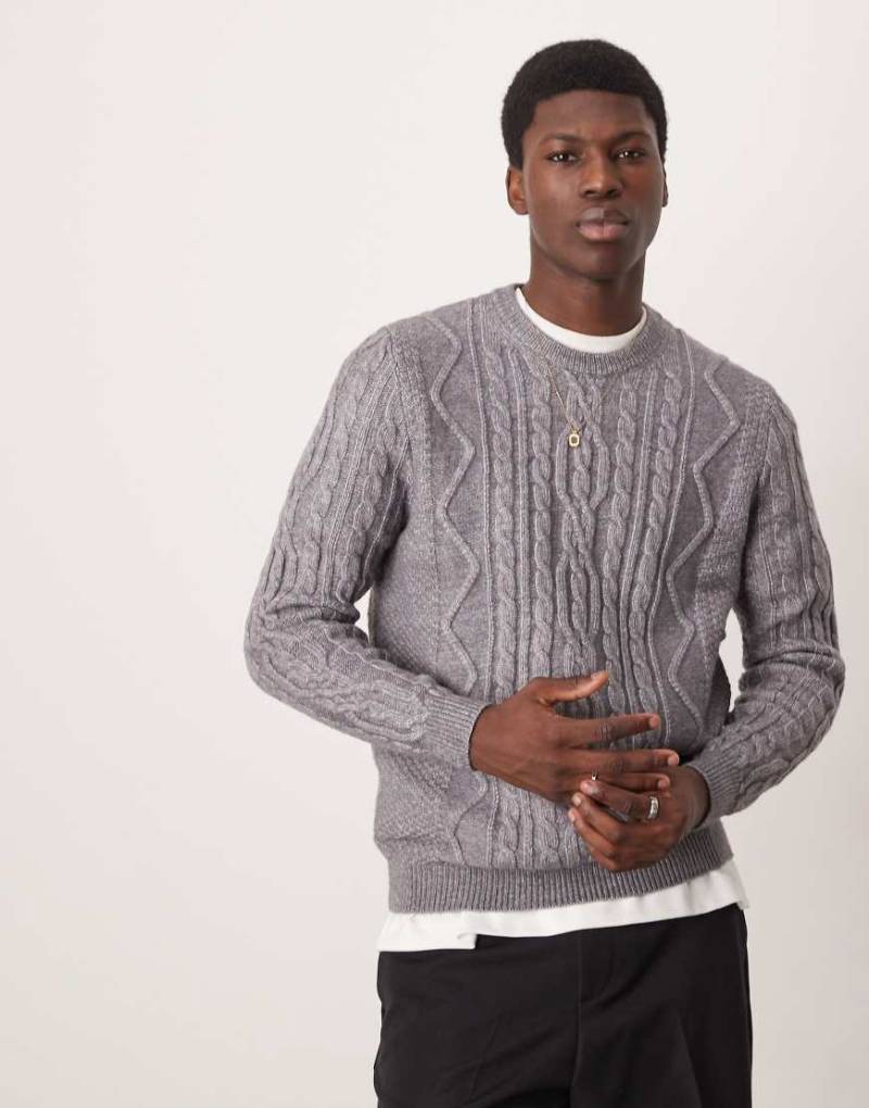 ASOS DESIGN - Schwerer Strickpullover in Anthrazit mit Zopfmuster und Rundhalsausschnitt-Grau von ASOS DESIGN