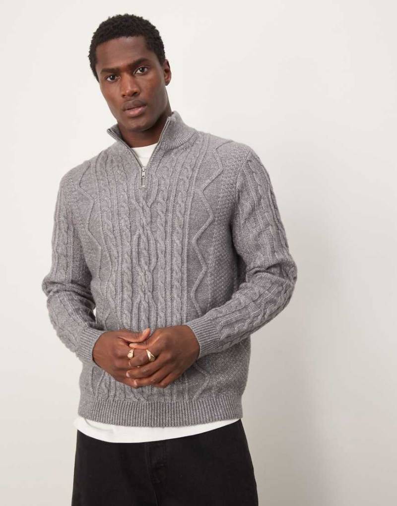 ASOS DESIGN - Schwerer Strickpullover in Anthrazit mit kurzem Reißverschluss und Zopfmuster-Grau von ASOS DESIGN