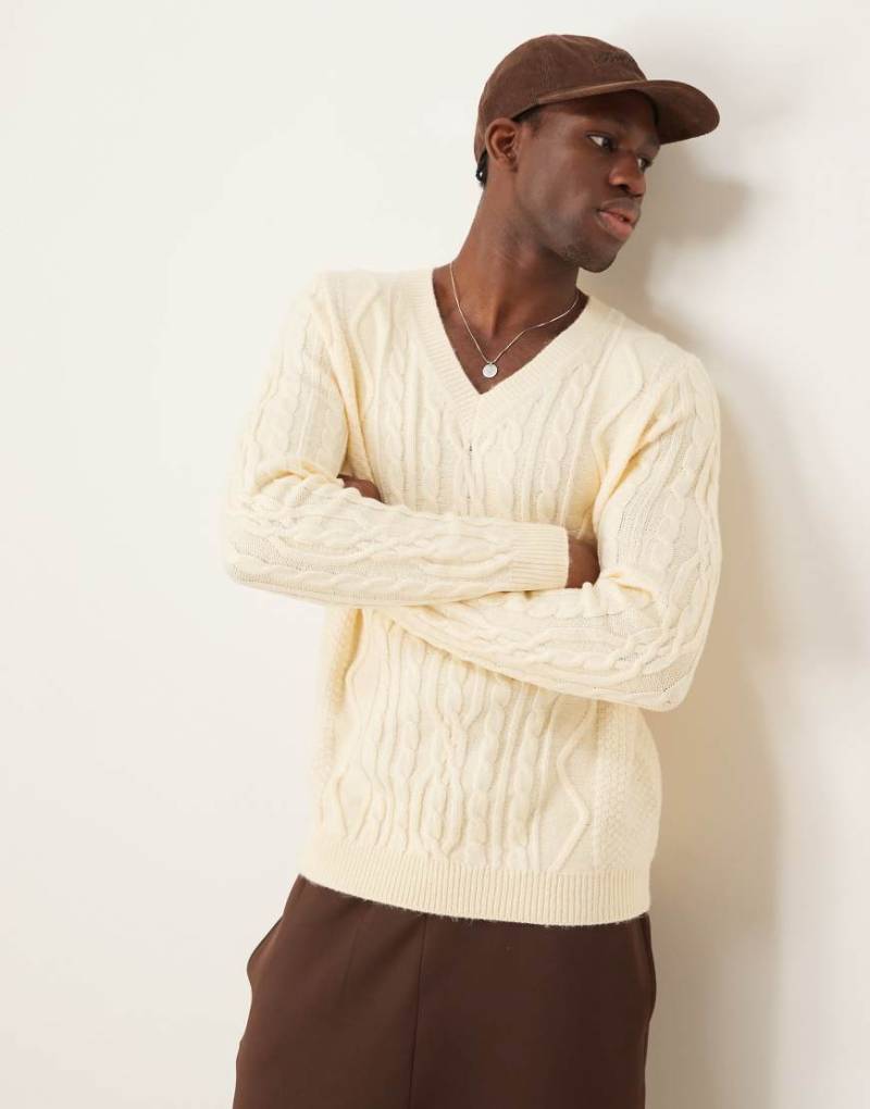 ASOS DESIGN - Schwerer Strickpullover in Cremeweiß mit Zopfmuster und V-Ausschnitt-Marineblau von ASOS DESIGN