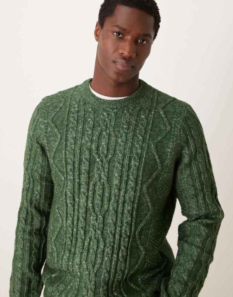 ASOS DESIGN - Schwerer Strickpullover in Dunkelgrün mit Zopfmuster und Rundhalsausschnitt von ASOS DESIGN