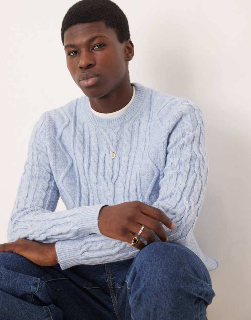 ASOS DESIGN - Schwerer Strickpullover in Hellblau mit Zopfmuster und Rundhalsausschnitt von ASOS DESIGN