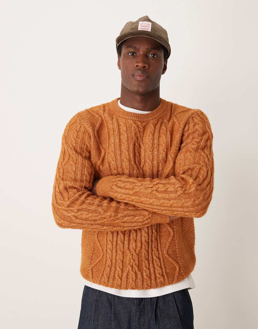 ASOS DESIGN - Schwerer Strickpullover in Hellbraun mit Zopfmuster und Rundhalsausschnitt von ASOS DESIGN