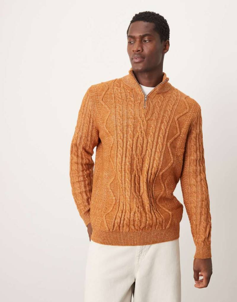 ASOS DESIGN - Schwerer Strickpullover in Hellbraun mit kurzem Reißverschluss und Zopfmuster von ASOS DESIGN