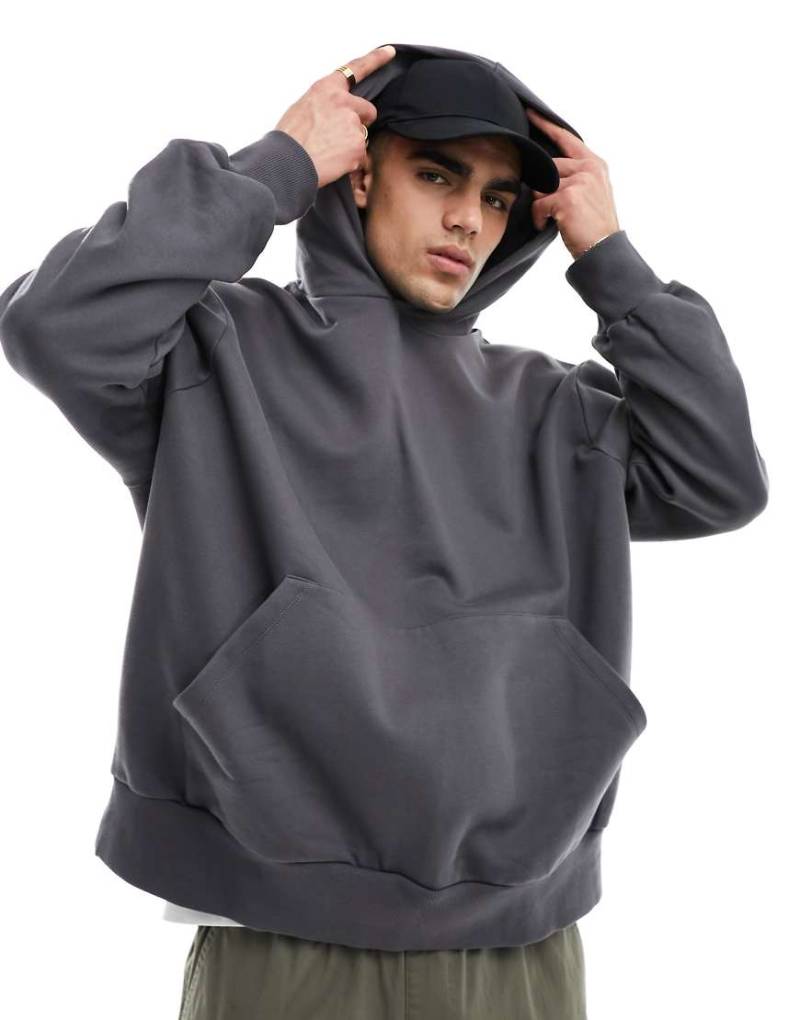 ASOS DESIGN - Schwerer Super-Oversize-Kapuzenpullover in verwaschenem Schwarz-Grau von ASOS DESIGN