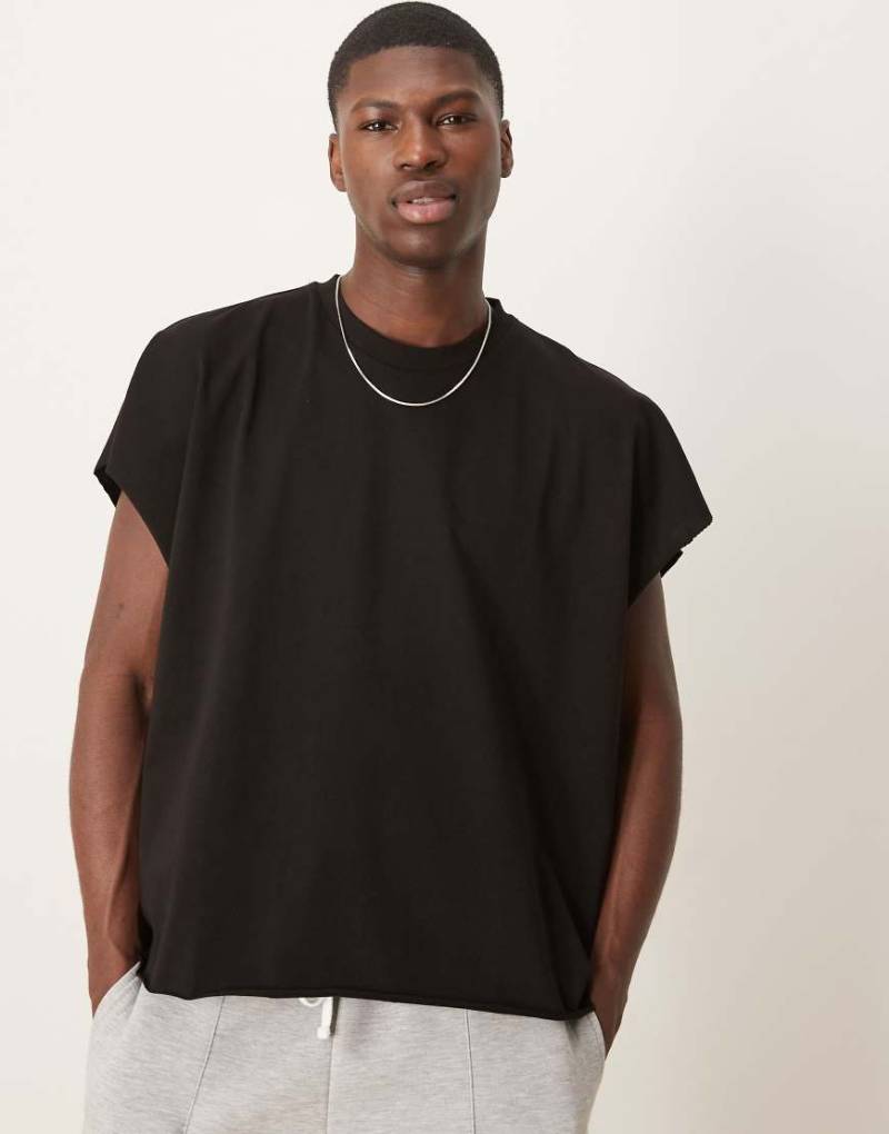 ASOS DESIGN - Schweres, ärmelloses Cropped-T-Shirt in Schwarz mit extremem Oversize-Schnitt und ungesäumten Kanten von ASOS DESIGN