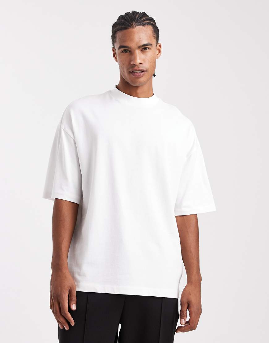 ASOS DESIGN - Schweres, hochgeschlossenes Oversize-T-Shirt in Weiß ASOS DESIGN - Schweres, hochgeschlossenes Oversize-T-Shirt in Weiß von ASOS DESIGN