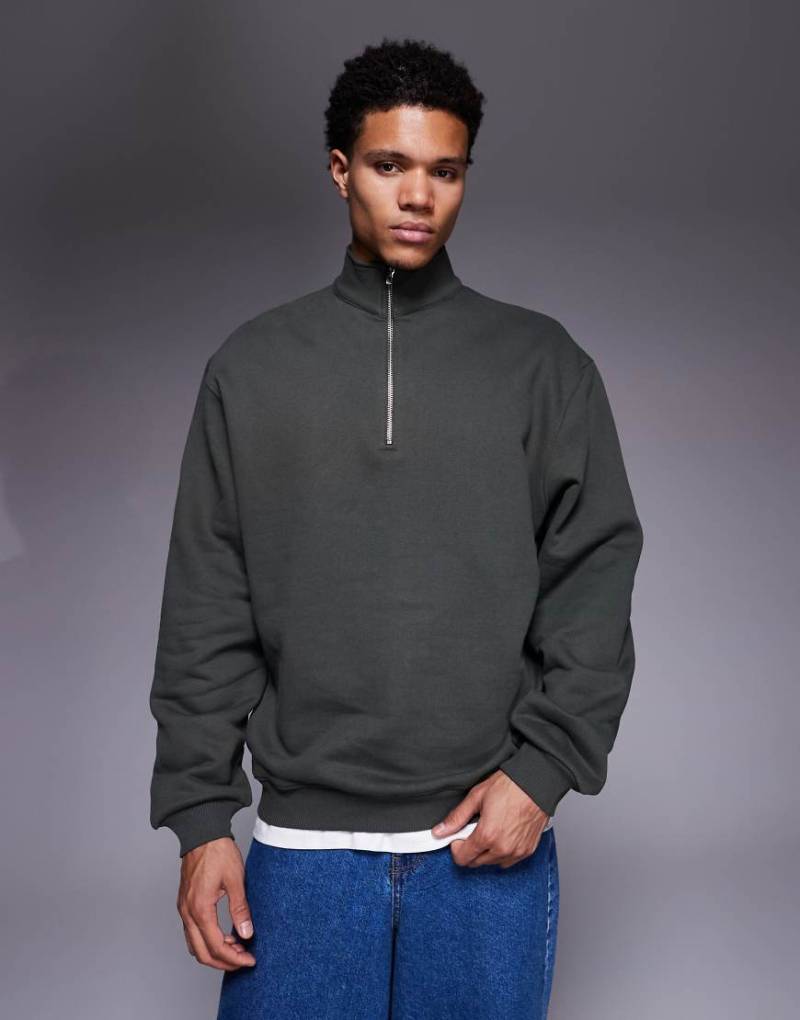 ASOS DESIGN - Schweres, hochwertiges Sweatshirt in Dunkelgrün mit kurzem Reißverschluss, 400 g/m² von ASOS DESIGN