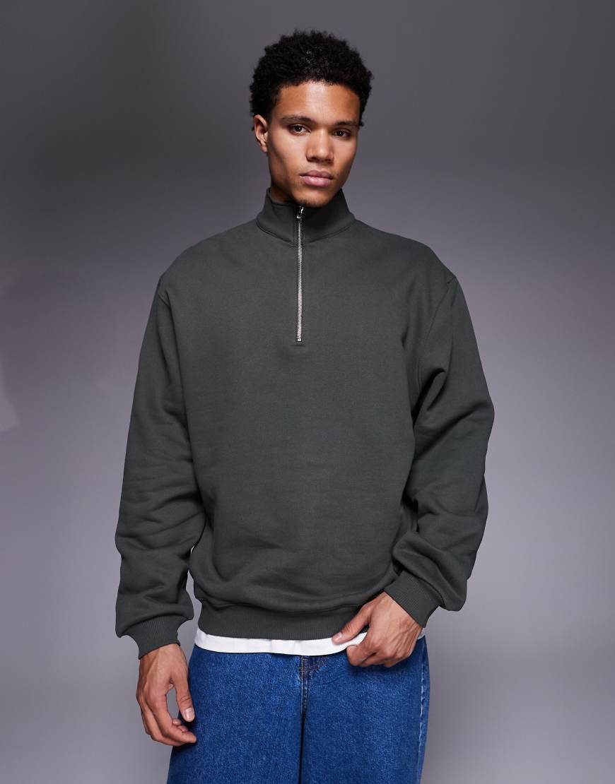 ASOS DESIGN - Schweres, hochwertiges Sweatshirt in Dunkelgrün mit kurzem Reißverschluss, 400 g/m² von ASOS DESIGN