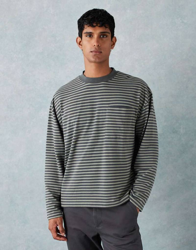 ASOS DESIGN - Schweres, kastenförmiges, langärmliges Oversize-T-Shirt in Grün mit schmalen Streifen und Taschendetail-Bunt von ASOS DESIGN